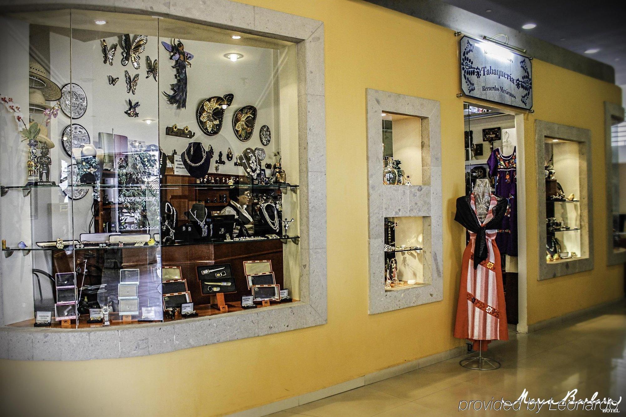 Krystal Satelite Maria Barbara Ξενοδοχείο Tlalnepantla  Εξωτερικό φωτογραφία Souvenir shop at the airport